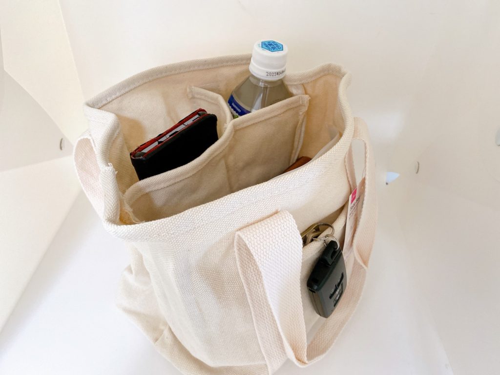 トートバッグ小物入れたところ